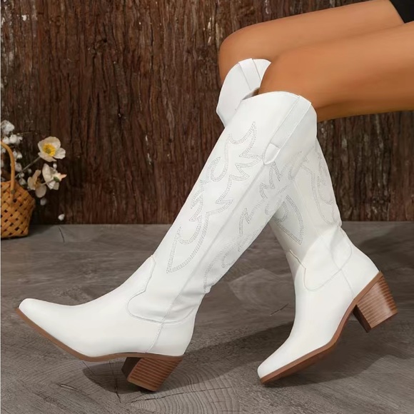 Shoes - NWT White Cowgirl boots